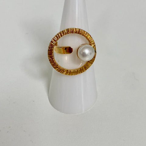 Gold Circle Single Pearl Ring